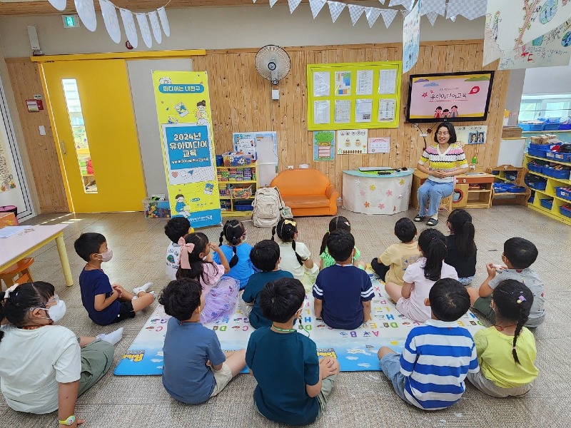 슬기별어린이집에서 유아동을 대상으로 유아미디어 교육을 진행하고 있다.jpg