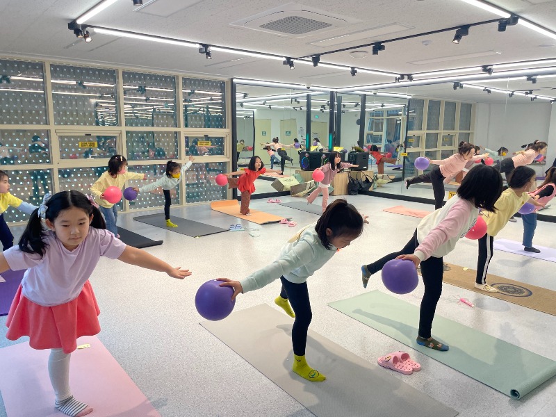 240924 개관 1년 맞은 서충주청소년문화의집, 이용자 2만명 ‘눈앞’(매트에서 놀아볼까 활동).jpg