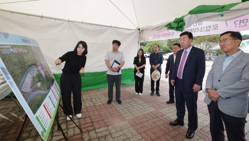 19-1 이범석 청주시장, 청원생명축제장 현장점검… “안전 최우선”_사진.jpg