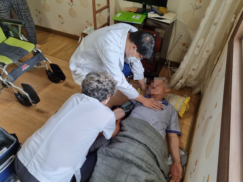 진천군 의료돌봄 관련 사진1(방문 진료).jpg