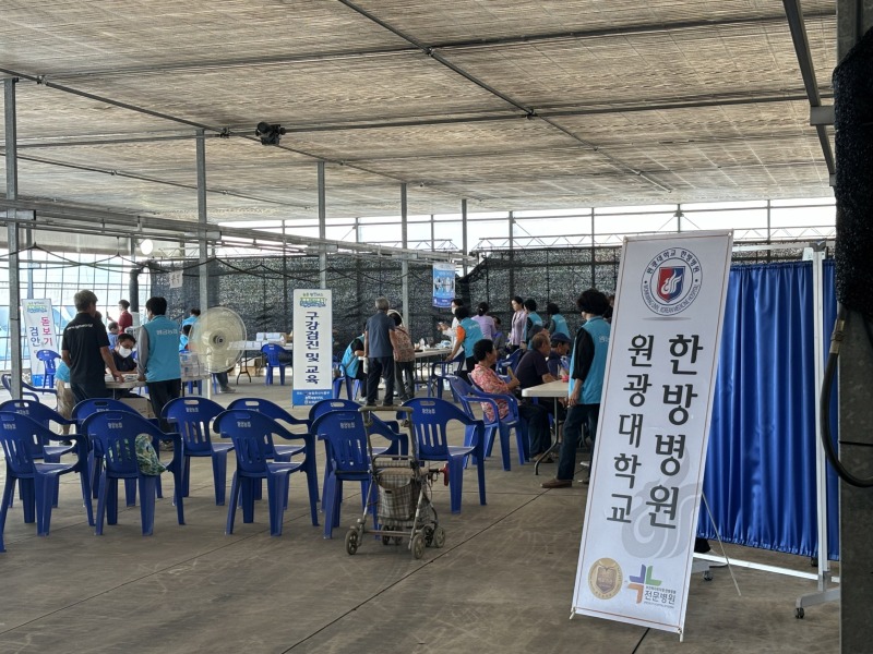 7_의료 사각지대 누비는 익산시 농촌 왕진버스 3.jpg