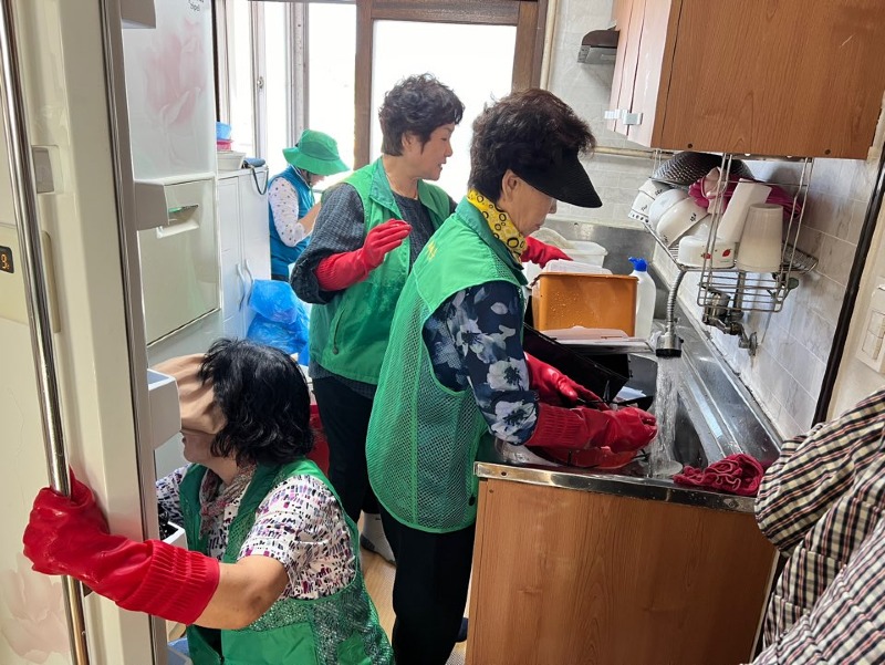 12 시전동 새마을협의회·부녀회, 저소득 가구 집수리 봉사활동.jpg