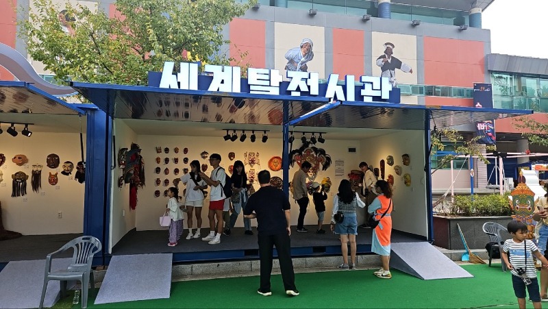 31010 (사)세계탈문화예술연맹 ‘세계탈 특별전시관’ 문전성시 이뤄 (1).jpg