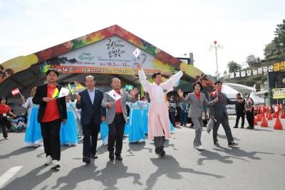1014+인구교육가족과+-+제42회+금산세계인삼축제+세계인의+날+외국인+등+500여+명+운집+(1).jpg