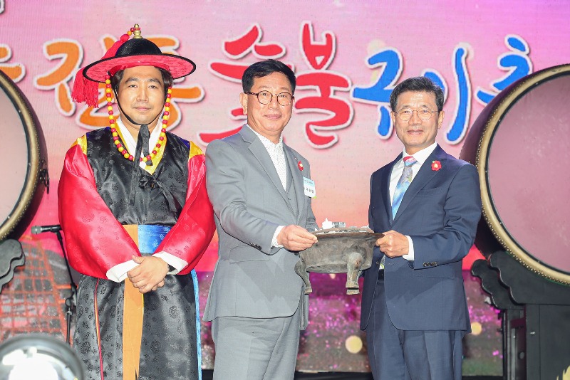 (10. 14.) ‘관광객 역대 최다 방문’ 광양전통숯불구이축제, 성황리에 마무리 - 광양읍(화로 조형물 전달식).jpg