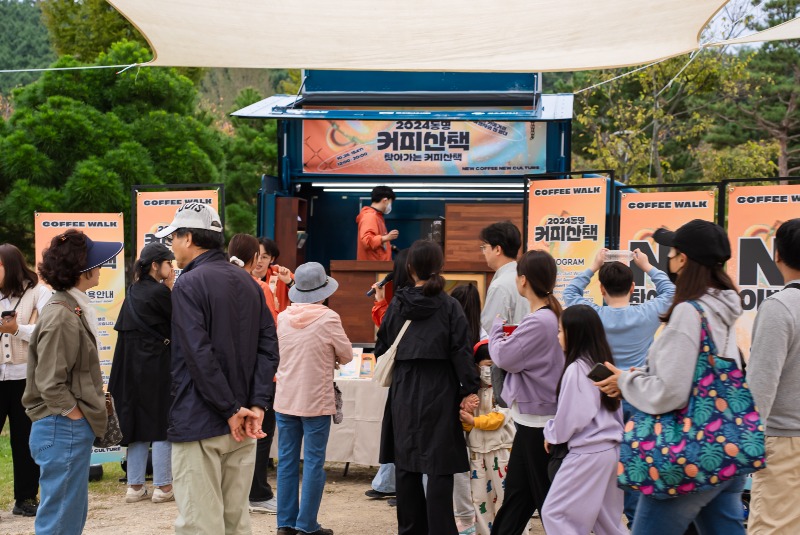 10.14 ‘찾아가는 커피 산책’ 경기도 안성서 호응(사진2).jpg