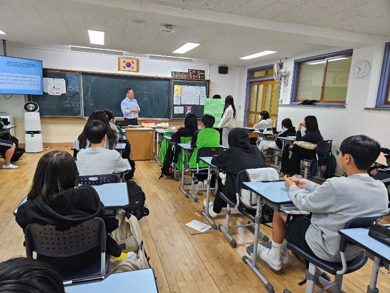 ★ [사진1] 첫 수업(양산중-학생 발표 모습).jpg