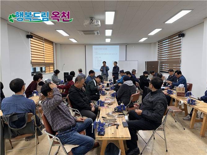 사본 -사진3) 2023년 옥천묘목산업특구대학 접목교육 모습.jpg
