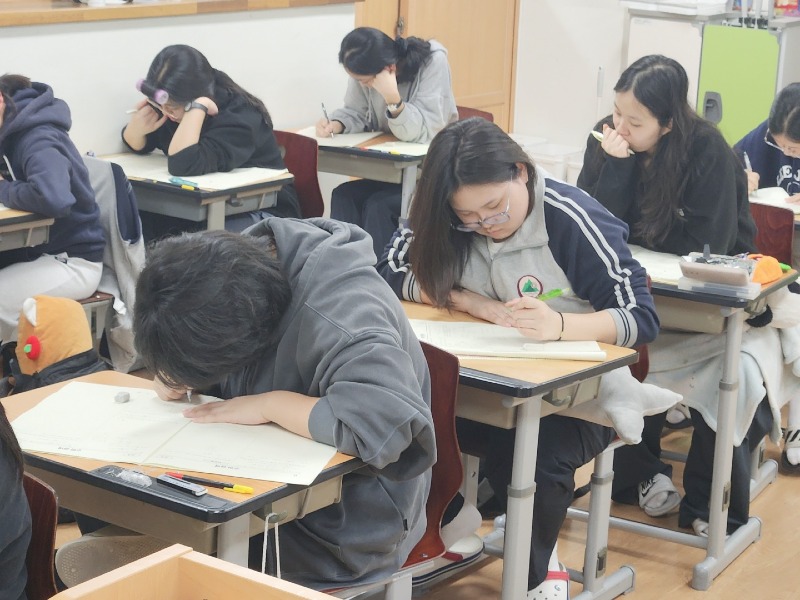 사본 -(10. 15. 추가보도자료) 2025학년도 10월 전국연합학력평가 실시 사진 1.jpg