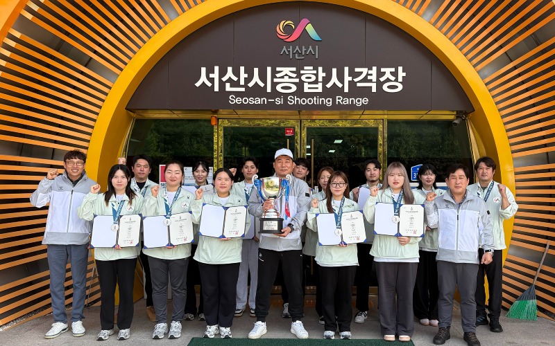 1. ①서산시청 사격팀이 서산시종합사격장에서 전국체육대회 메달 획득을 기념했다.(왼쪽부터 박신영감독, 오정은,고도원,정미라,염다은,방재현,이태호부회장,최보람,이은서,유현영,강준기,김희선,박해미,황윤삼코치,소승.jpg
