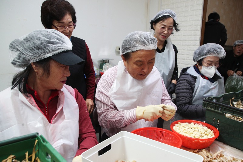 사본 -20241021 - 두꺼비시장 일하는 밥퍼 사업장 방문(두꺼비시장 도지사).jpg