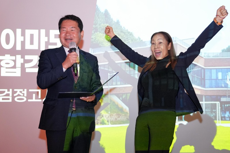 [1021]1.사진자료(강원특별자치도교육청, 해밀학교 김인순(가수 인순이) 이사장에게 감사장 전달) (3).jpg