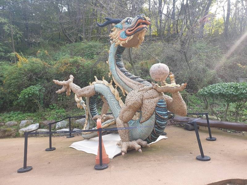 청용 조형물 사진.jpg