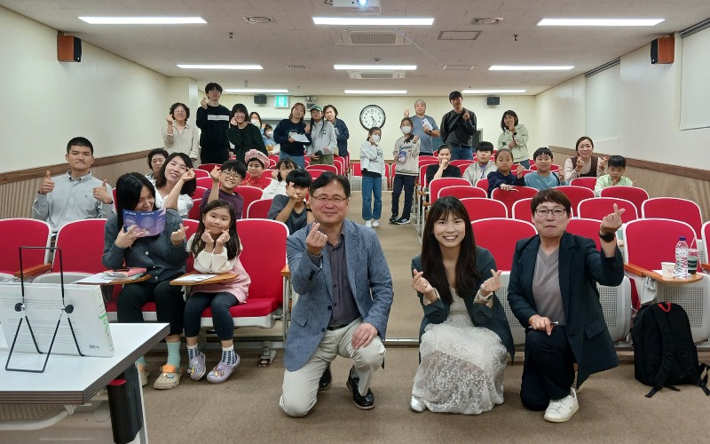 2. 26일 서산시립도서관에서 진행된 10월의 하늘 강연.jpg