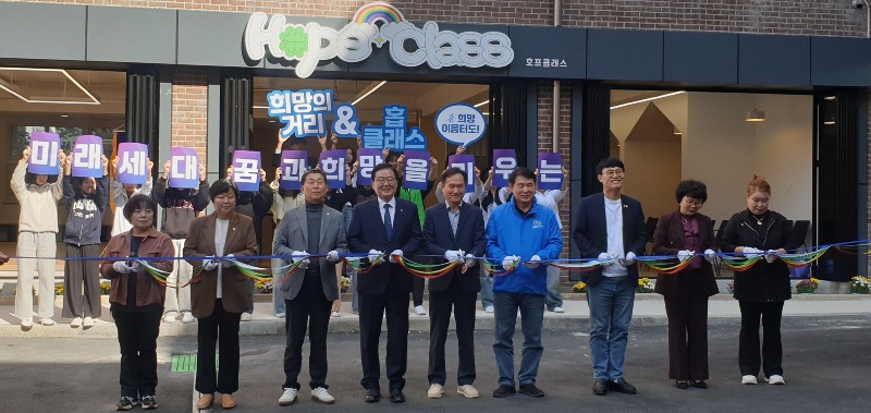 ★[사진1] 개소식 커팅식에서 좌측부터 일곡중 양귀순 운영위원장, 북구의회 손예진 의원, 조석호 시의원, 문인 북구청장, 김주신 일곡중학교장, 이정선 교육감, 북구의회 정달성 의원, 정성숙 동부교육장, 김수경 학부모회장.jpg