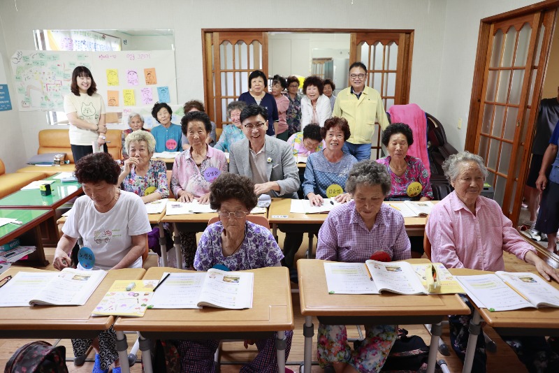 1-1. 빨래부터 AI까지! 보성군 어르신 일상에 활력을 더한다!_김철우 군수가 어르신들과 한글교실을 함께하고 있다.JPG