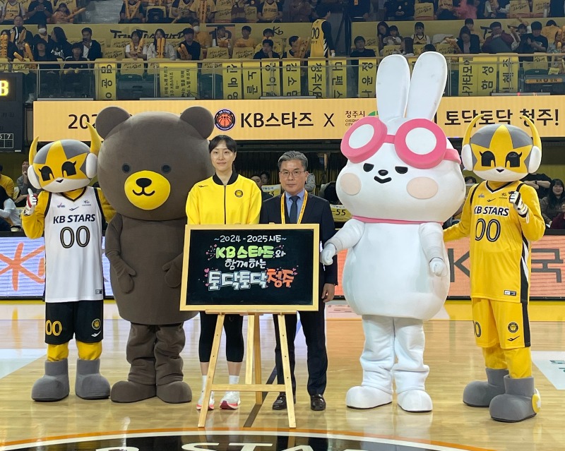 11-1 청주시, 청주KB스타즈 홈개막전서 ‘토닥토닥’ 협약식_사진(오른쪽부터 차영호 청주시 문화체육관광국장, KB스타즈 주장 염윤아 선수).jpg
