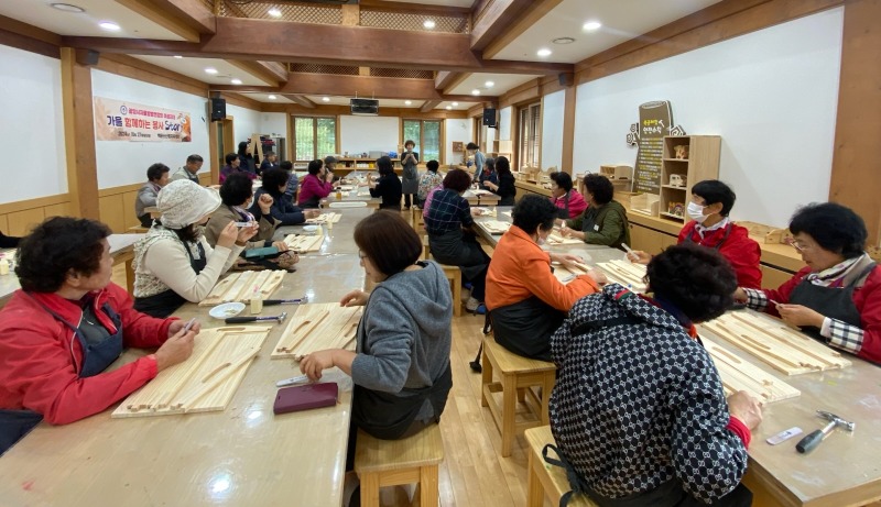(10. 31.) 광양시 치매안심센터, 환자와 가족 위해 ‘가을 나들이’ 행사 개최  - 건강증진과.jpg