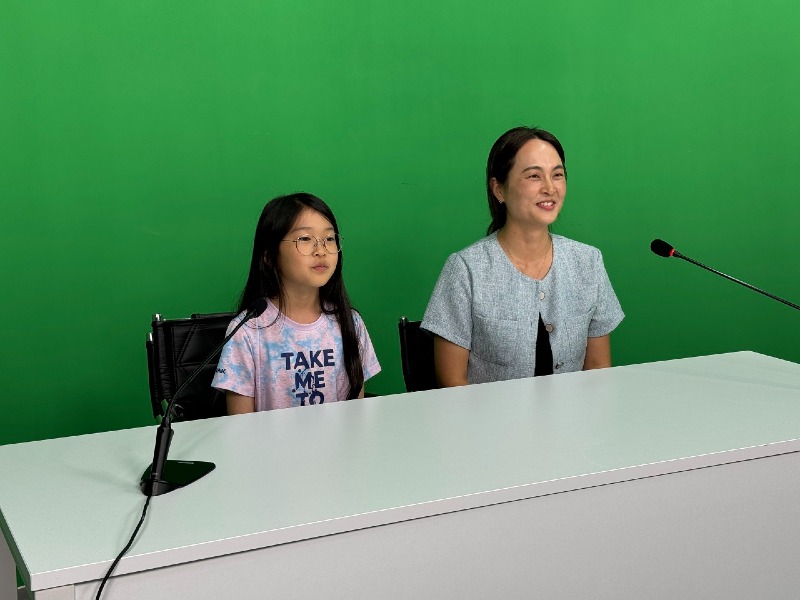 5 순천시영상미디어센터에서 두근두근, 미디어 탐험대 참여 가족이 뉴스 앵커 역할을 맡은 모습.JPG