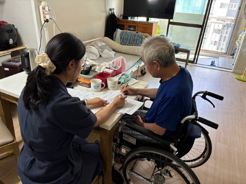 5 순천시 왕조1동 사회복지 담당자가 중․장년 고독사 예방을 위해 가정방문 실태조사를 하고 있다.jpeg