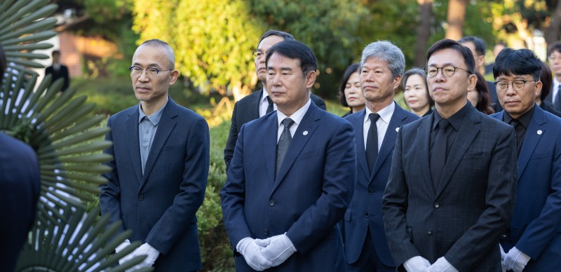 ★[사진2] 광주제일고등학교 내 광주학생독립운동기념탐에서 참배를 하고 있는 이정선 교육감 .jpg