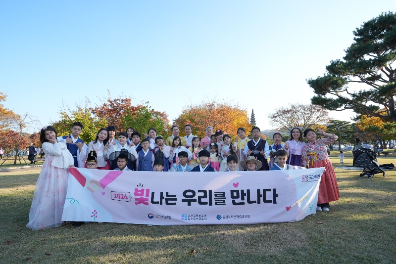 사본 -충청북도문화재연구원, 도내 다문화 학생 및 우즈베키스탄 학생과 함께한 국가유산 탐방 프로그램 성료_충주 탑평리 7층석탑.jpg