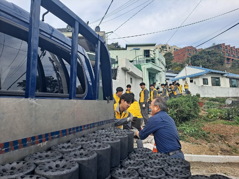 8-1 여수한영대학교 학생들, 사랑의 연탄 배달로 나눔 실천.jpg