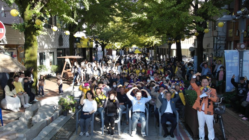 2 순천시 ‘제10회 향동 은행나무아래로 축제’, 주민과 소상공인 활짝 웃다.JPG
