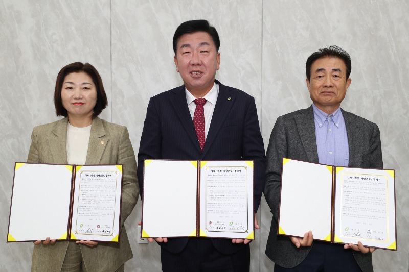 11-1 청주지역건축사회-㈜원건설, 청주시와 ‘1사1하천 사랑’ 협약_사진(왼쪽부터 유보영 청주지역건축사회 회장, 이범석 청주시장, 김민호 (주)원건설 회장).jpg