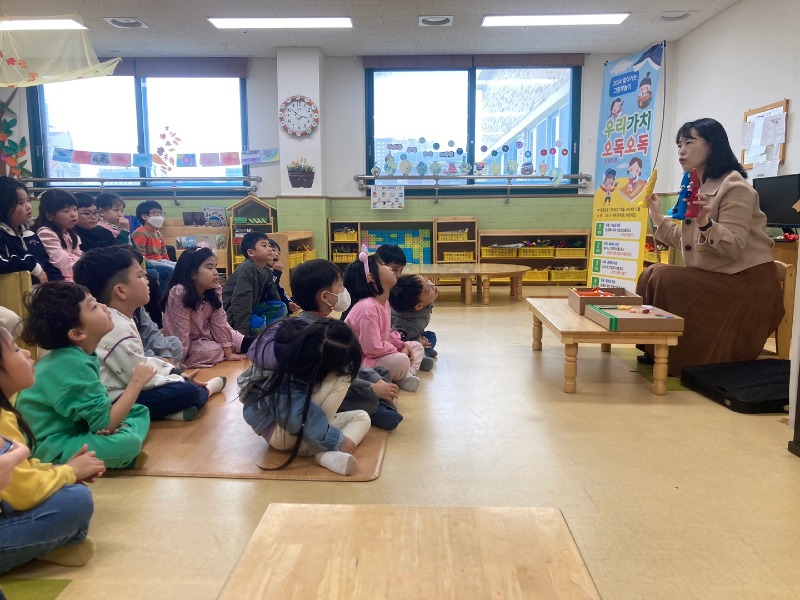 사본 -충북교육청, (가칭) 영유아학교 시범사업의 일환으로 찾아가는 책놀이 _우리 가치 오독오독_ 현장 지원 박차 사진1(창신유치원).jpg