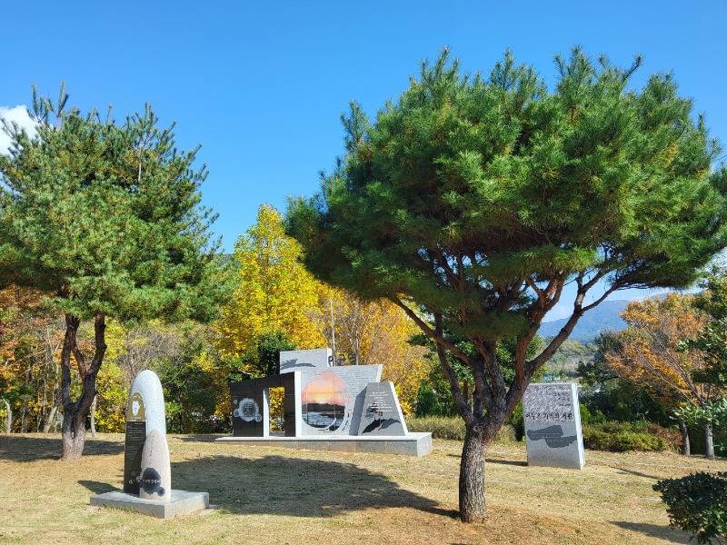 (11. 14.) 단풍비 내리는 11월, 하늘이 시샘한 천재 ‘이균영’을 찾아  - 관광과(2).jpg