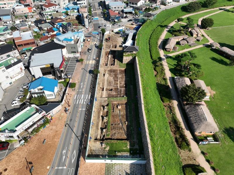 1. ①복원을 위해 발굴, 조사된 서산해미읍성 진남문 해자.JPG