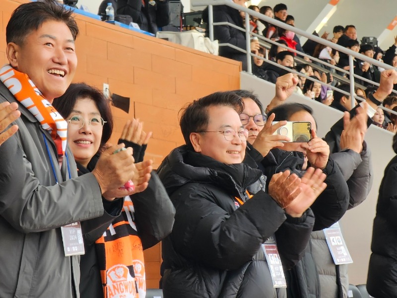 육동한 춘천시장, 강원FC  응원 (3).jpeg