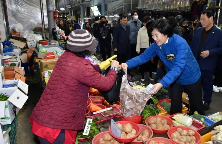 광주광역시의회, 설 맞이 전통시장 장보기 행사 가져
