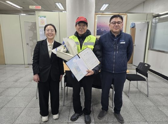 두 번째 사진 왼쪽 남구 시니어클럽 조영은 사회복지사, 제일 오른쪽 부산교통공사 윤형일 문현역장