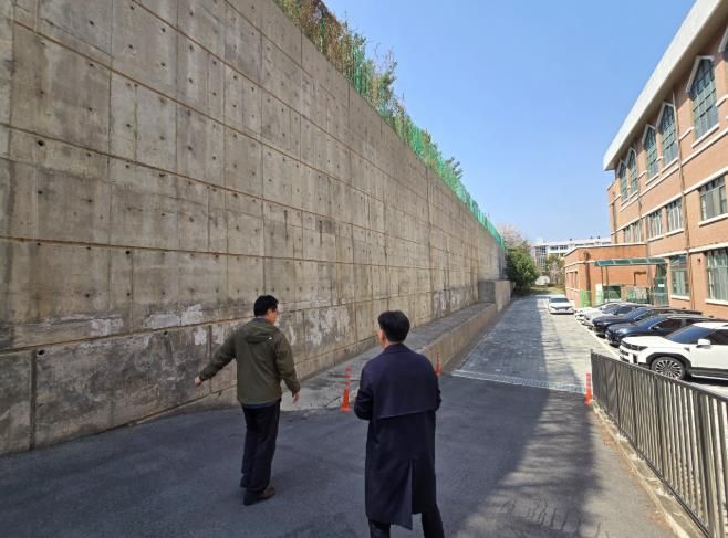 한밭고등학교 옹벽 청소 후 현장