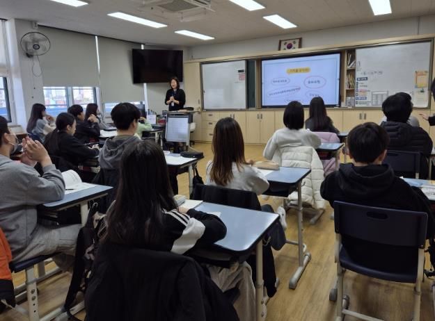 송파구가 진행하는 ‘찾아가는 스마트폰 과의존 예방 교육’ 현장 모습