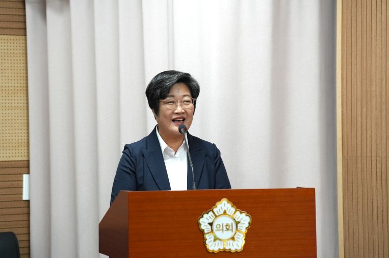 김희영 의원이 「아산시 골목형상점가 지정에 관한 조례 일부개정조례안」을 발의하고 있다.