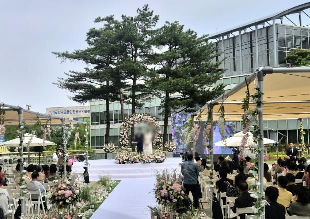마포구청사 2층 햇빛광장에서 진행된 야외결혼식 모습