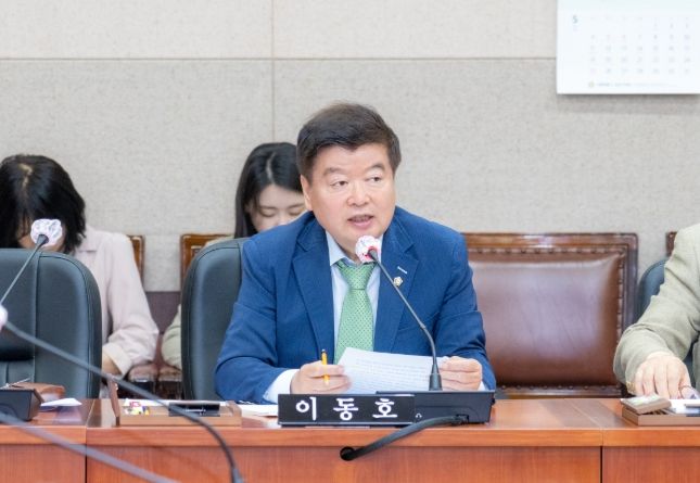 강남구의회 이동호 의원이 제326회 임시회 경제도시위원회 회의에서 조례 제정을 제안하고 있다.