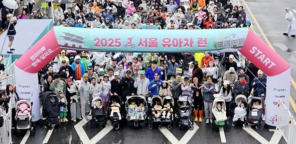 오세훈 서울시장이 3일 오전 광화문광장에서 열린 '2025 서울 유아차 런'에서 가수 션, 러닝전도사 안정은을 비롯한 대회 참가자들과 출발 준비를 하고 있다.