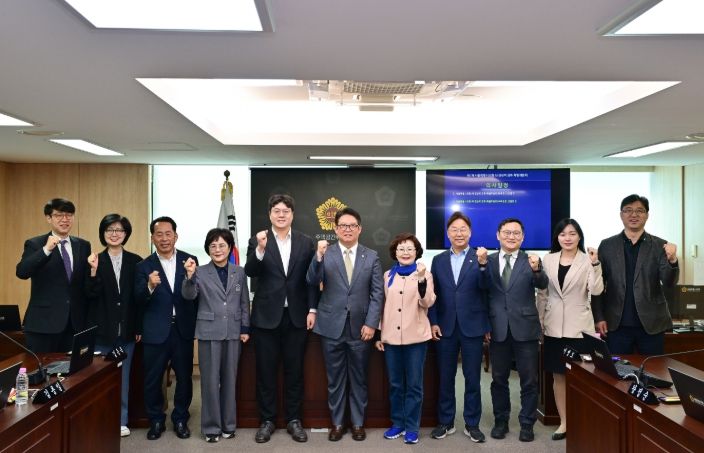 서울특별시의회 AI 경쟁력 강화 특별위원회 김동욱 의원(사진 왼쪽에서 다섯 번째)