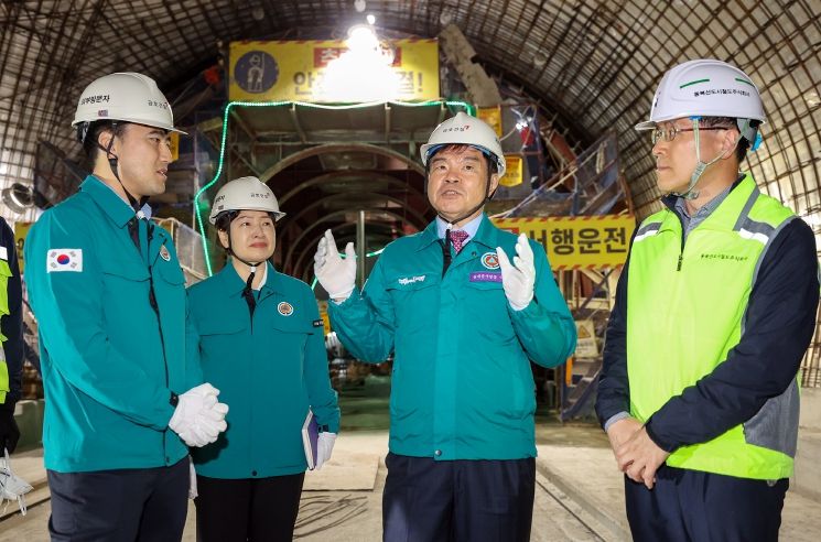 이필형 동대문구청장(왼쪽에서 세번째)이 동북선 경전철 공사 현장을 살피고 있다.