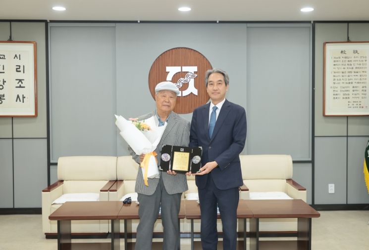 지난 9일 전남대학교 대학본부 5층 접견실에서 이종목(왼쪽) 심리학과 명예교수가 발전기금 전달식 후 이근배 총장과 기념사진을 찍고 있다.