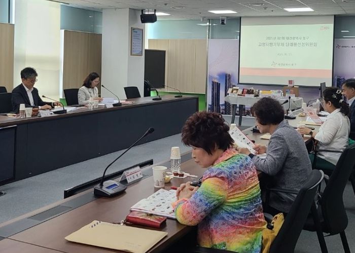 고향사랑기부제 답례품 선정위원회 위원들이 답례품에 대해 검토하고 있다.