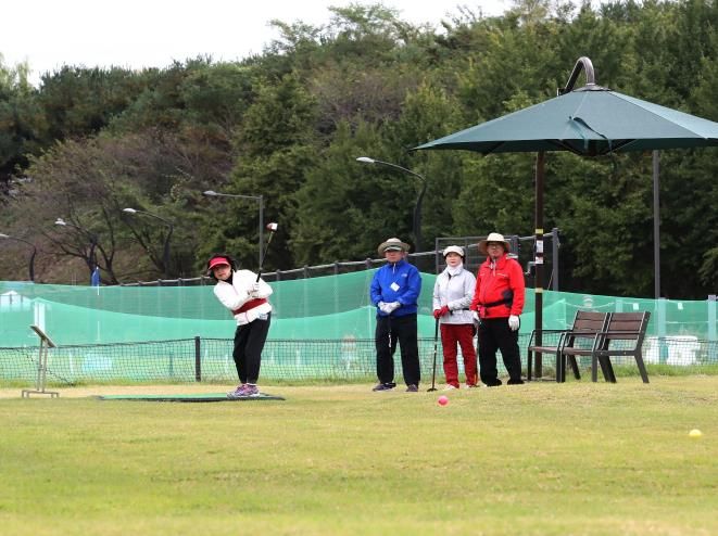 탄천파크골프장에서 경기에 참여한 구민들