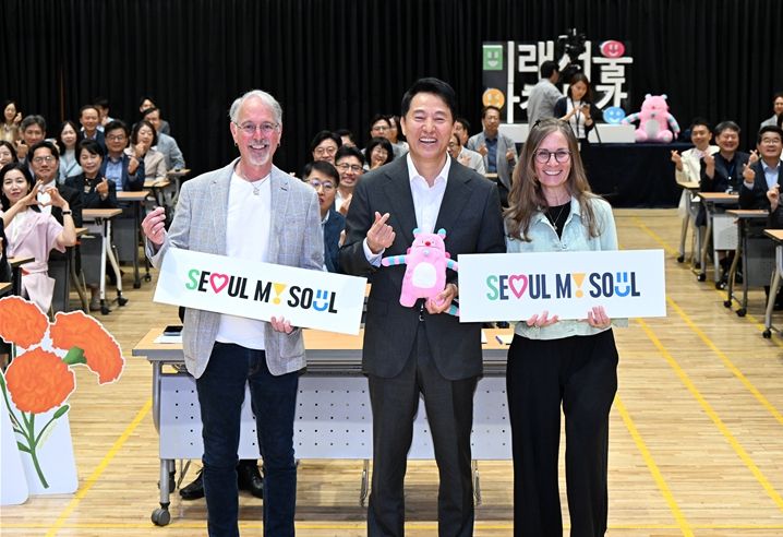 오세훈 서울시장이 23일 서울시청에서 열린 샘 리처드, 로리 멀비 미국 펜실베이니아주립대 교수 특강이 끝난 뒤 기념사진을 촬영하고 있다.