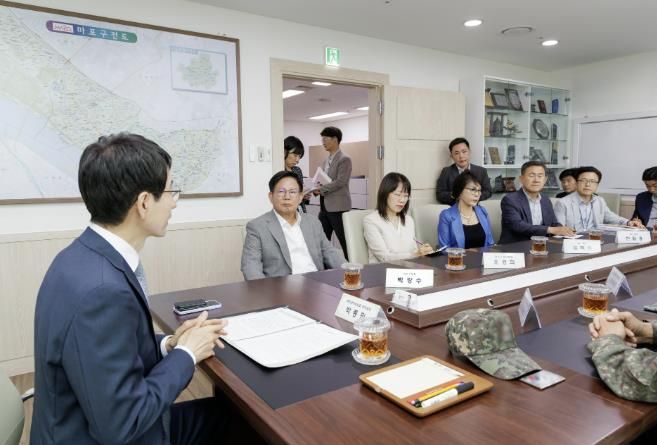 마포구청에서 마포구, 국민권익위원회, 주민대표, 국방부가 한자리에 모여 합정동 군부대 이전에 관한 의견을 나눴다.