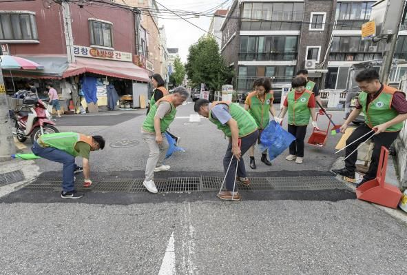 지난해 배수로 안에 쌓인 쓰레기를 줍고 있는 양천구 자율방재단