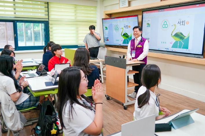이필형 동대문구청장이 휘경여자중학교 'IB 공개 참관수업 및 수업 나눔 평가회'에서 인사말을 하고 있다.